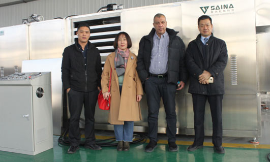 December 9th, 2019, the Egyptian Customer Jack and the General Manager Zhang of Tianli Company Came to Our Company for a Trial Run and Discussed the Drying and Cooling Solution.